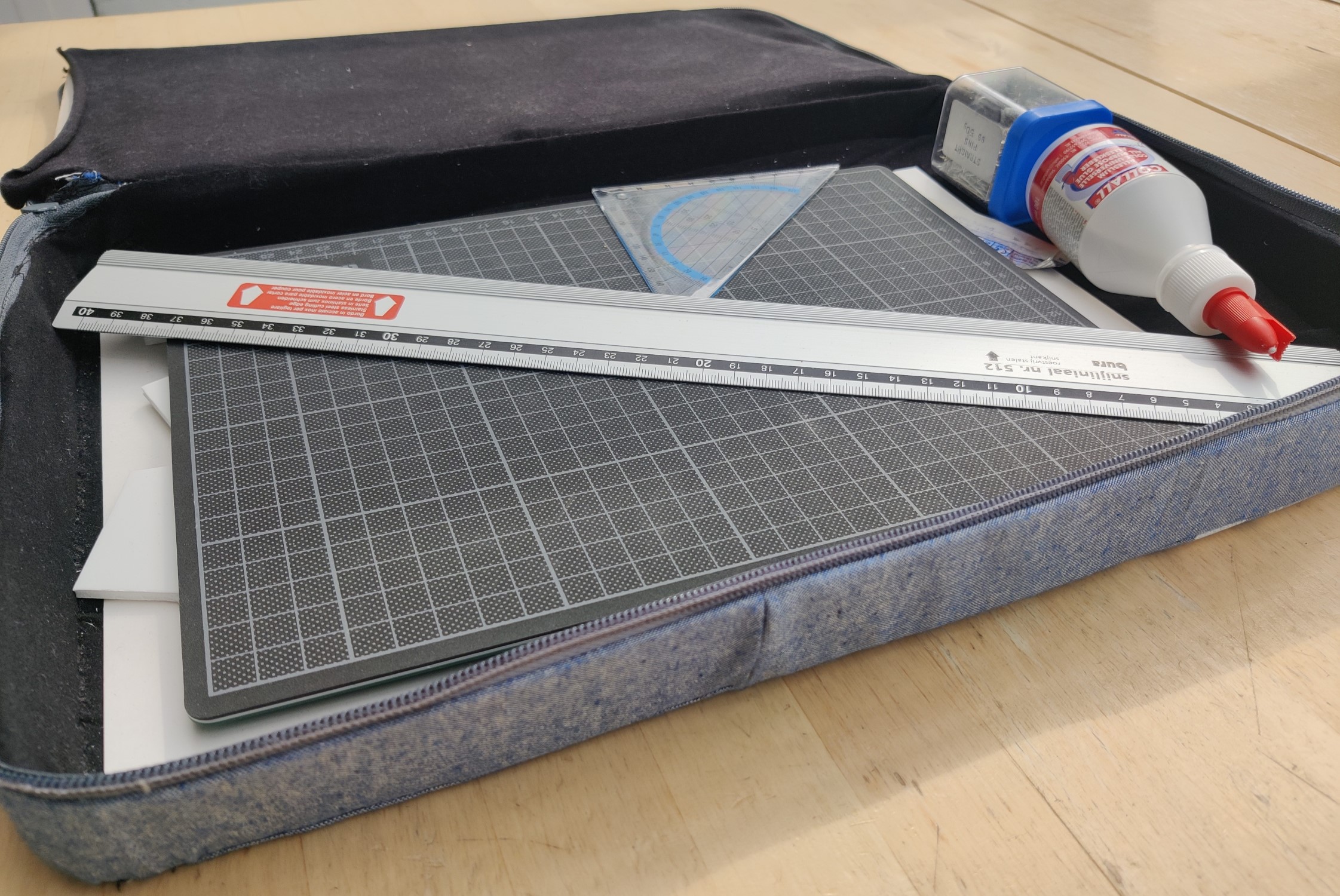 Storage folder to bring tools